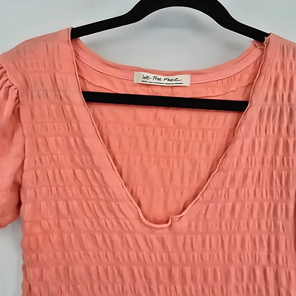 We The Free Free People Coral Pink Smocked Puff Sleeve V-Neck Top Size Small‎